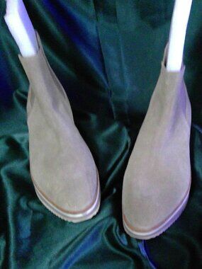 Beautiful Antonio Melani Suede Platform Ankle Boots